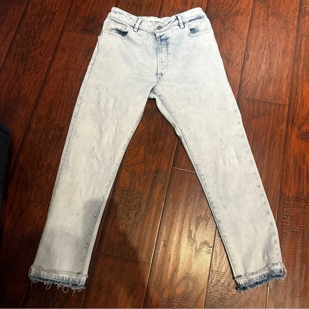 DL1961 Women's Light Wash Straight‎ Jeans size 27